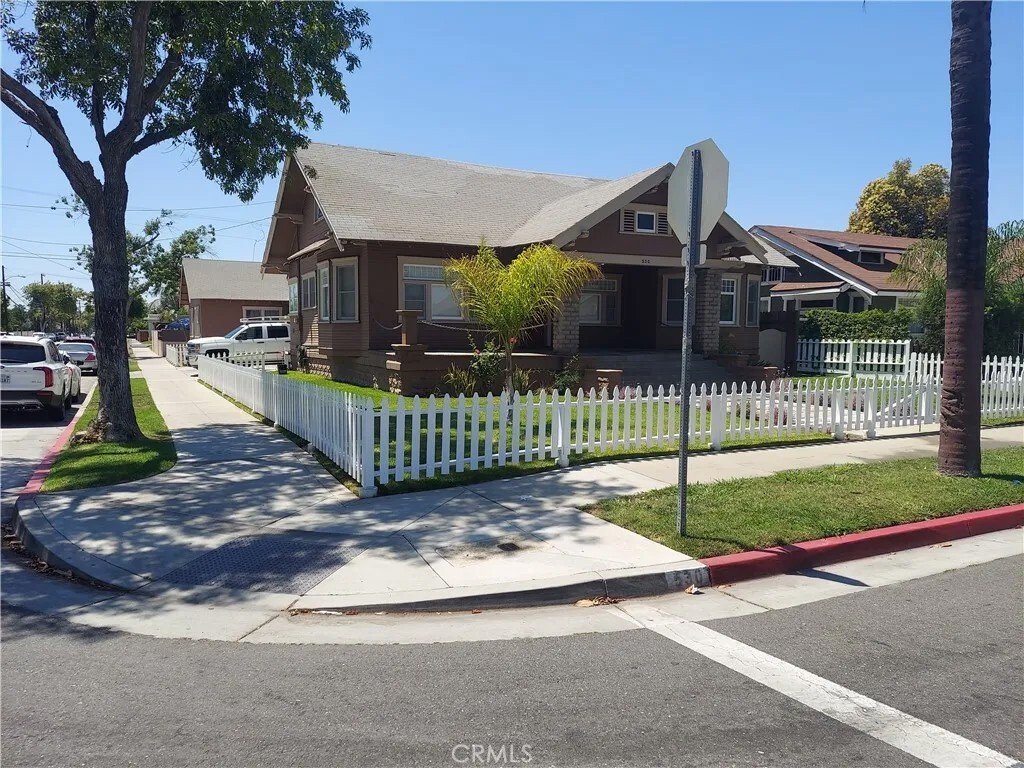Santa Ana, California, United States 3 - 18219521