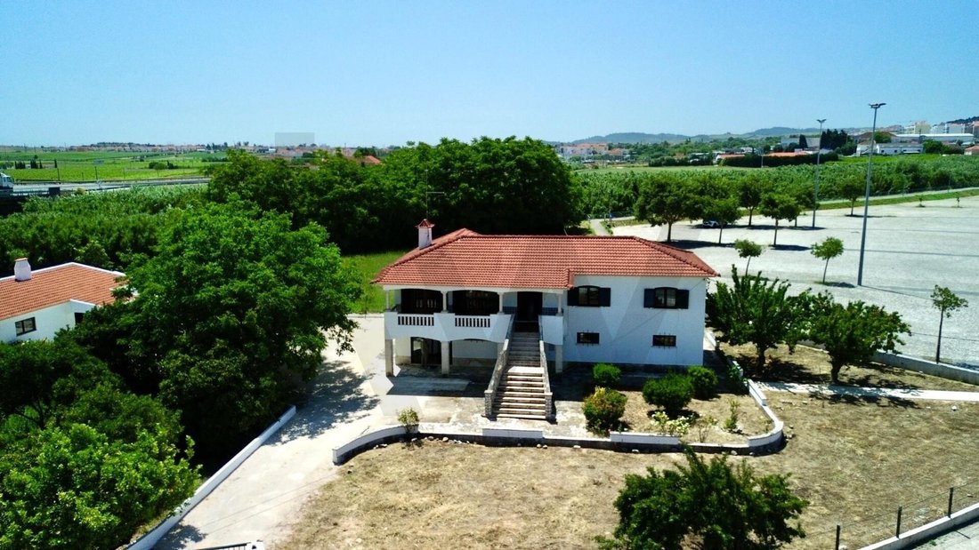 Townhouse in Alenquer (Santo Estevao e Triana), Lisbon, Portugal 1 - 18187282