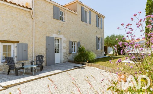 House in Saint-Xandre, Nouvelle-Aquitaine, France 1