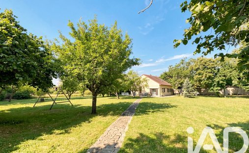 House in Le Mesnil-Saint-Denis, Ile-de-France, France 1