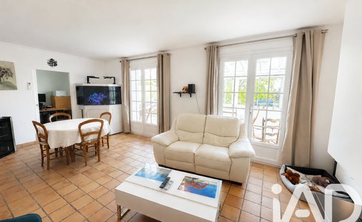 House in Les Deux Vallées, Brunoy, France 1