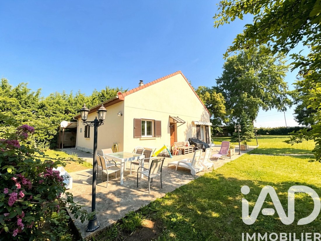 House in Le Mesnil-Saint-Denis, Ile-de-France, France 2 - 18222971
