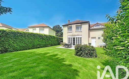 House in Tillet et Est, Bussy-Saint-Georges, France 1