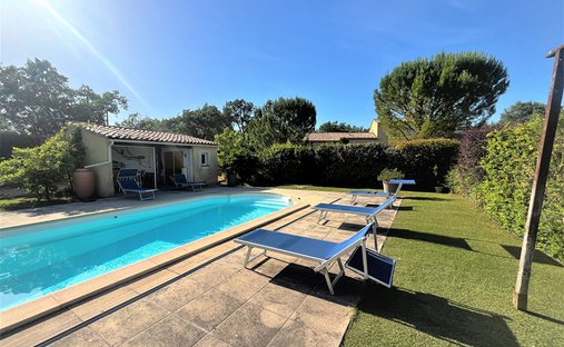 House in Saint-Saturnin-lès-Apt, Provence-Alpes-Côte d'Azur, France 1