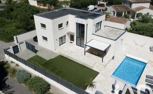 House in Ouest, Monteux, France 1
