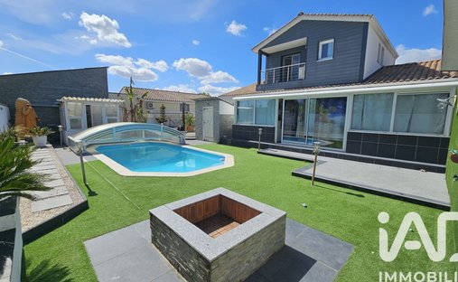 House in Est, Parempuyre, France 1