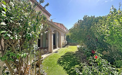 Villa in Plan-de-Cuques, Provence-Alpes-Côte d'Azur, France 1