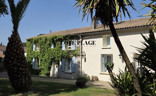 House in Saint-Sulpice-de-Royan, Nouvelle-Aquitaine, France 1