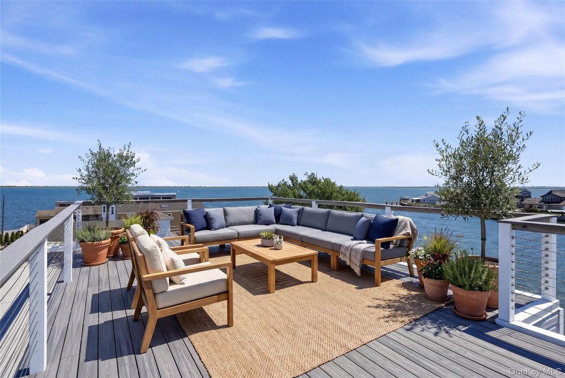 House in Lindenhurst, New York, United States 1 - 18225384