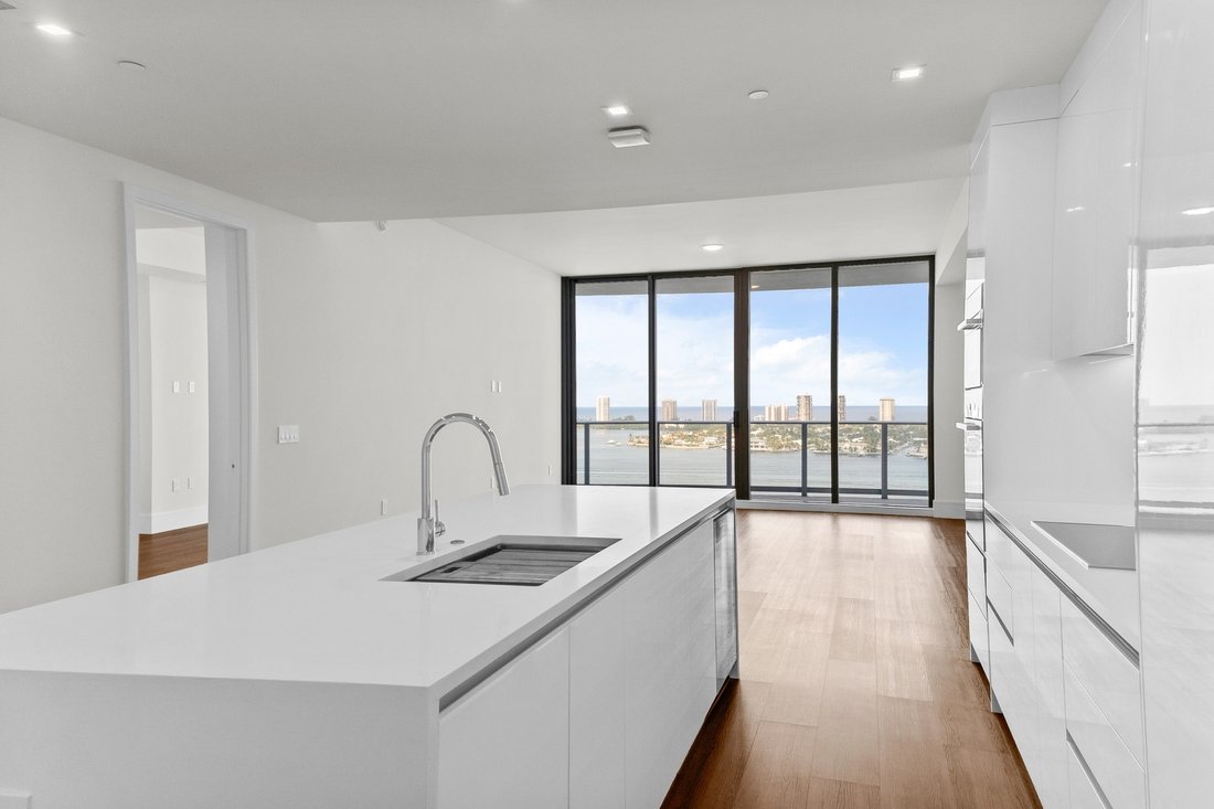 Condo in Lake Park, Florida, United States 3 - 18232644