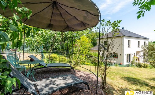 House in Sud, Le Mesnil-le-Roi, France 1