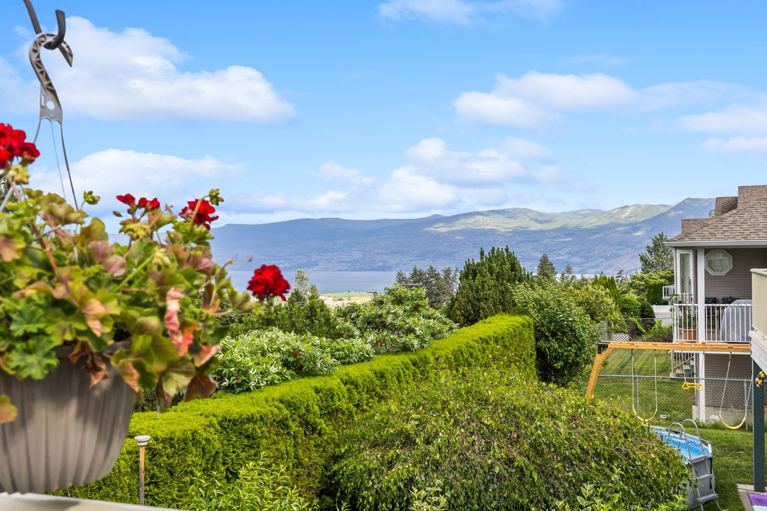 House in West Kelowna, British Columbia, Canada 2 - 18230565