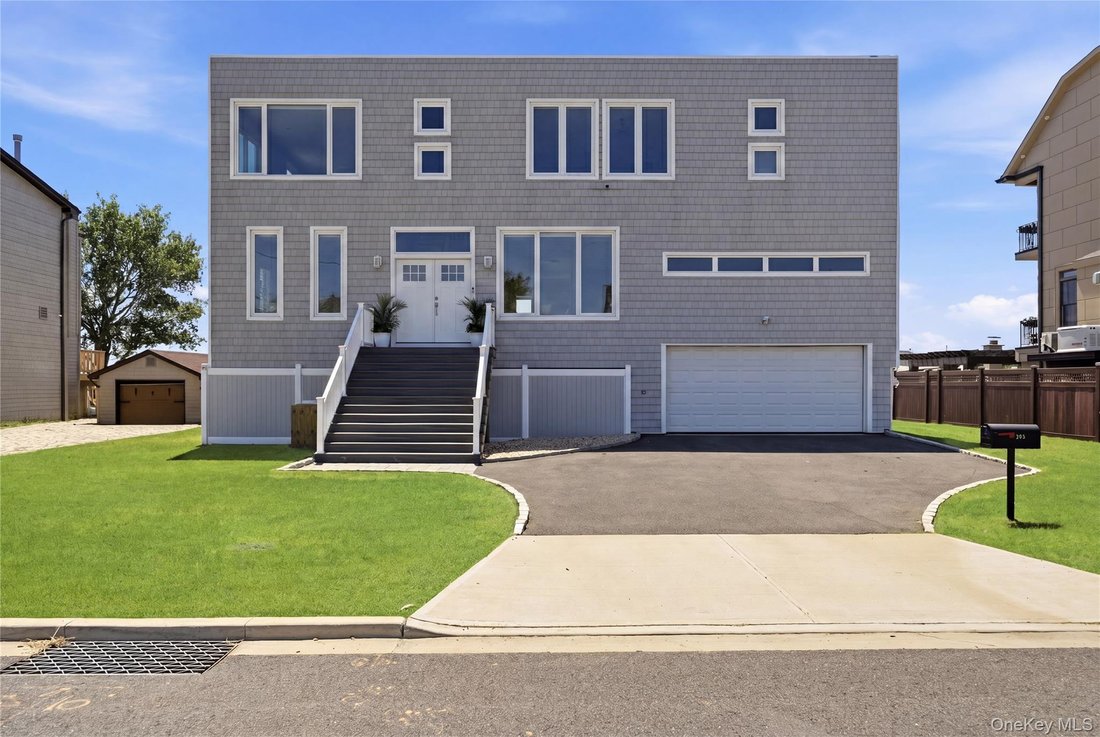 House in Lindenhurst, New York, United States 3 - 18225384
