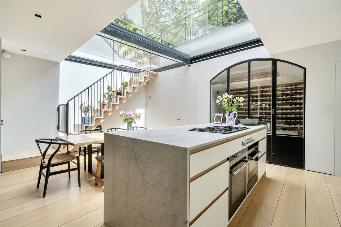 Apartment in Earls Court, Kensington And Chelsea, England 2 - 18225278