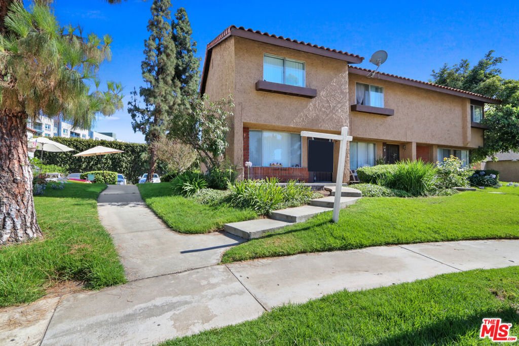 Placentia, California, United States 3 - 18233853