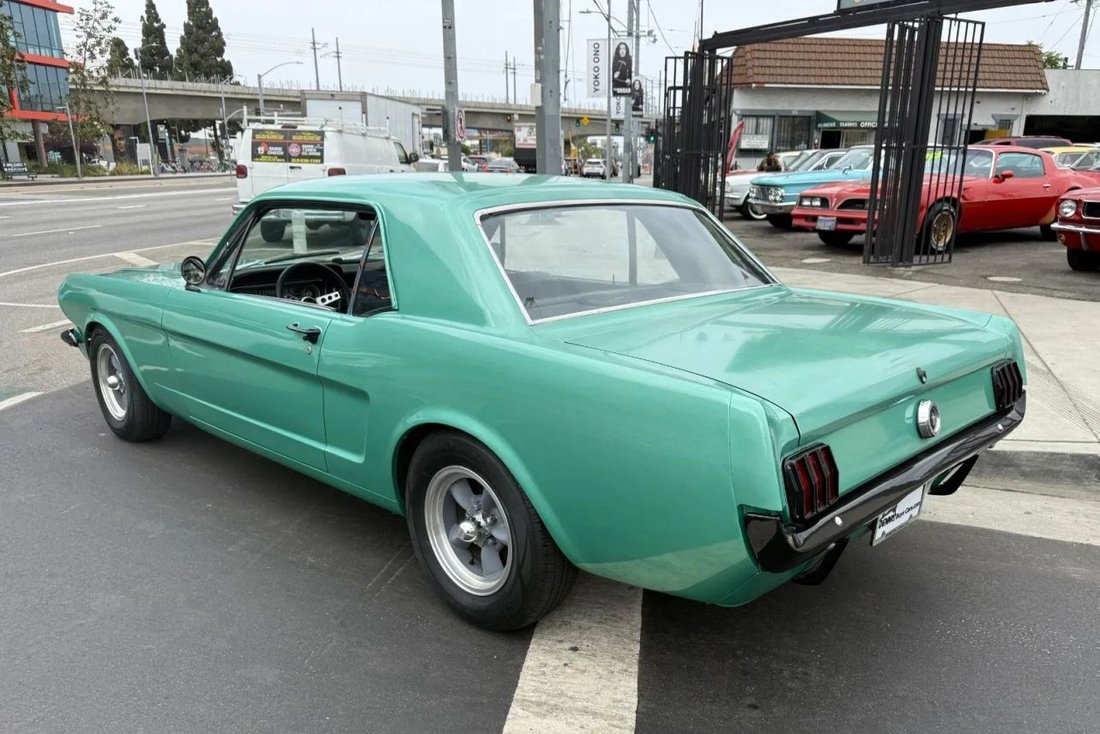 Coupe in Los Angeles, CA, United States 5 - 18232904
