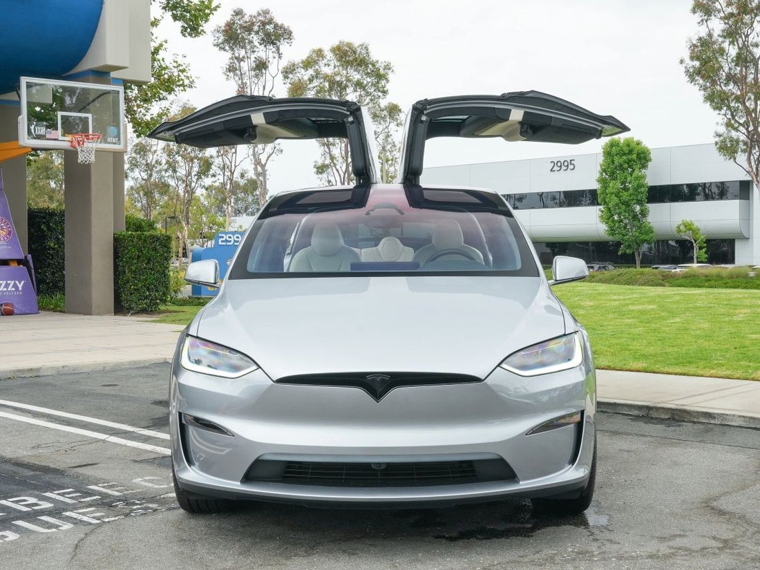Suv in Costa Mesa, CA, United States 2 - 18214172