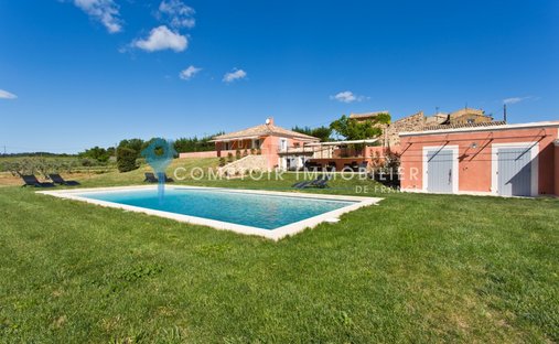 Castle in Roussillon, Provence-Alpes-Côte d'Azur, France 1
