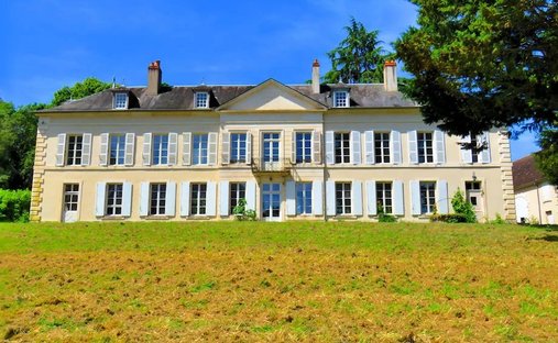 Schloss in Challuy, Bourgogne-Franche-Comté, Frankreich 1