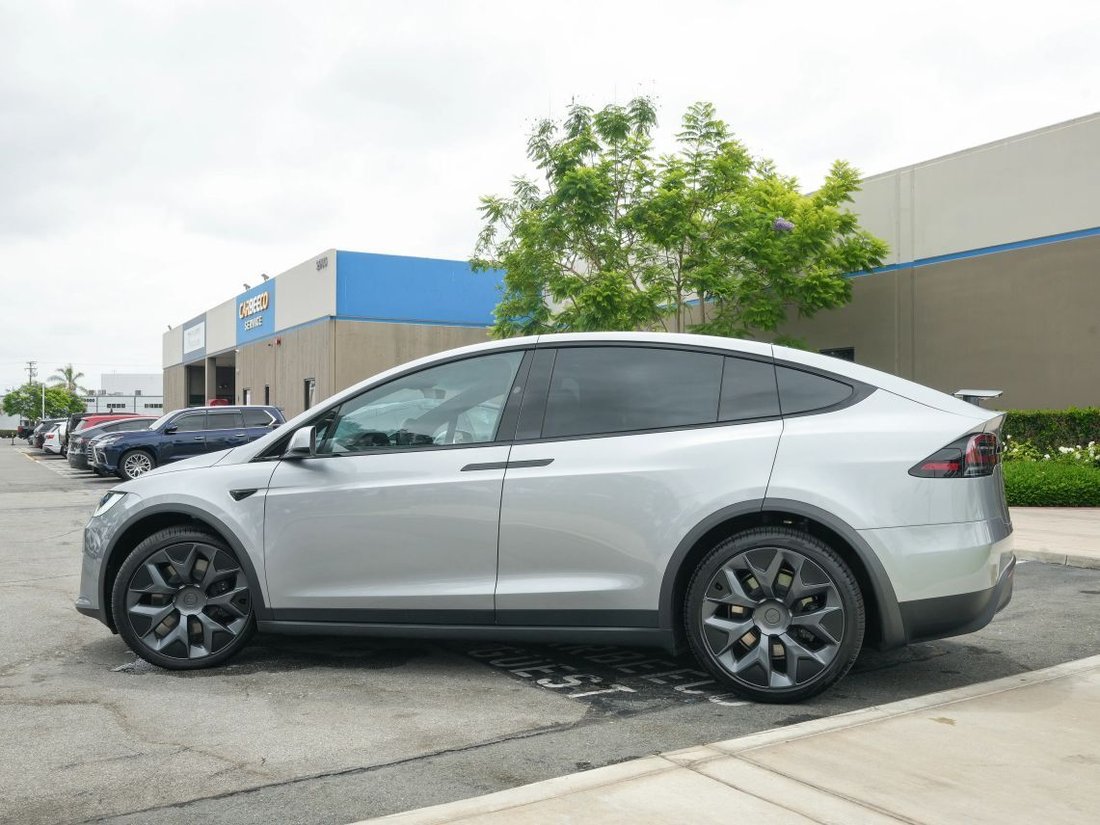 Suv in Costa Mesa, CA, United States 4 - 18214172