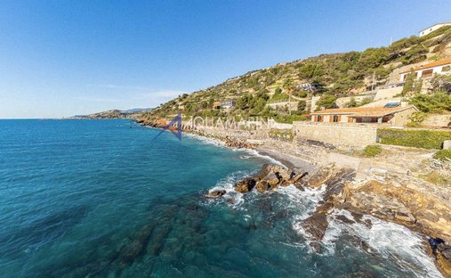 Chalet a Cipressa, Liguria, Italia 1