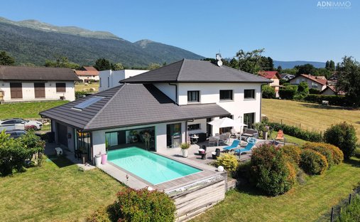 Maison à Ouest, Saint-Genis-Pouilly, France 1