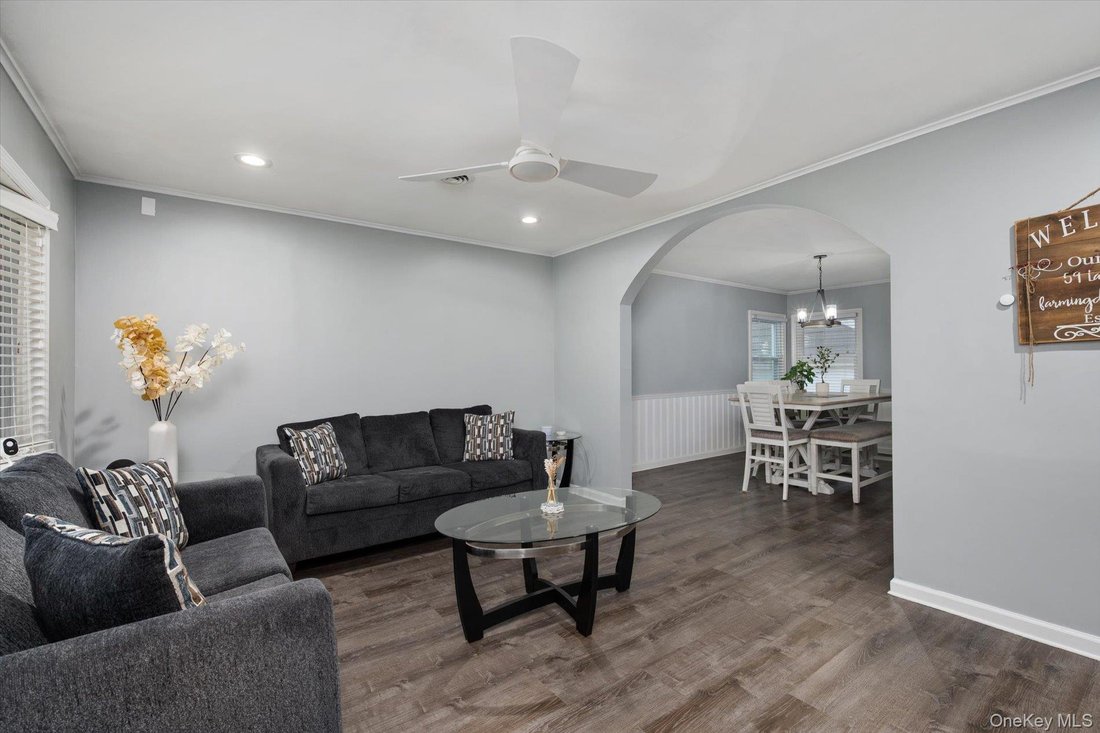House in West Babylon, New York, United States 5 - 18228863