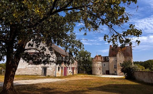 Farm Ranch in Centre Ville - Les Marins, Châteauroux, France 1