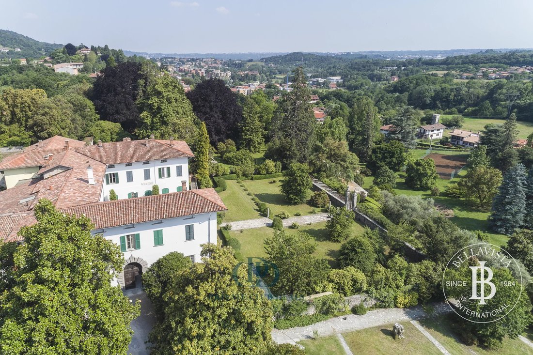 Villa in San Fermo della Battaglia, Lombardy, Italy 2 - 11419742