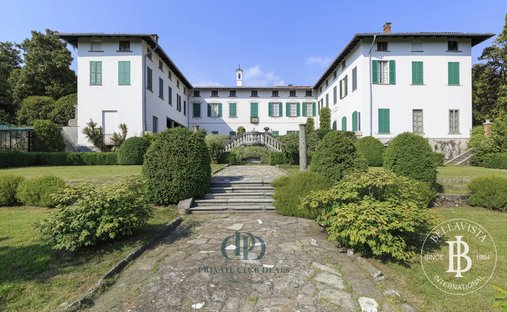 Villa in San Fermo della Battaglia, Lombardy, Italy 1