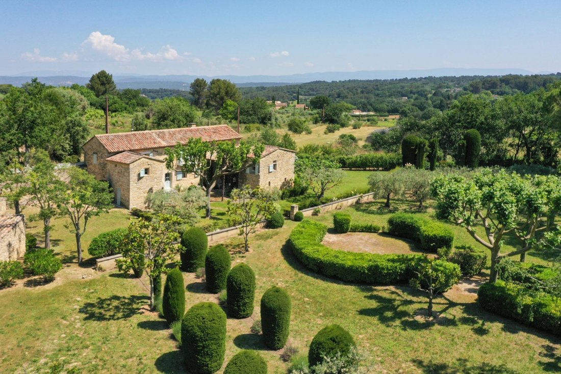 Estate in Oppède, Provence-Alpes-Côte d'Azur, France 1 - 18226234