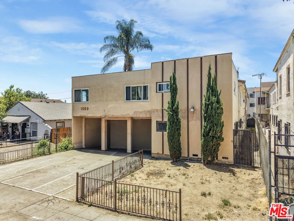 Los Angeles, California, United States 2 - 18229814