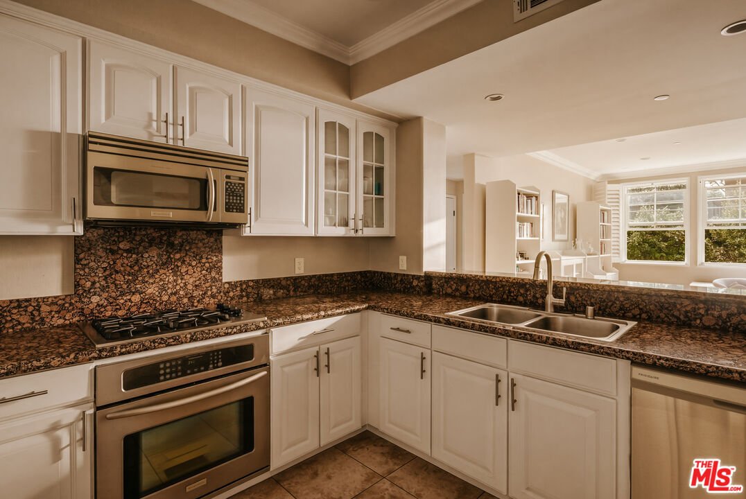 Condo in Los Angeles, California, United States 3 - 18232570
