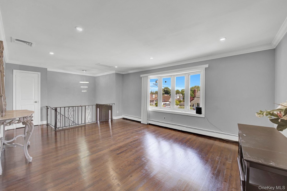 House in Elmont, New York, United States 5 - 18226904