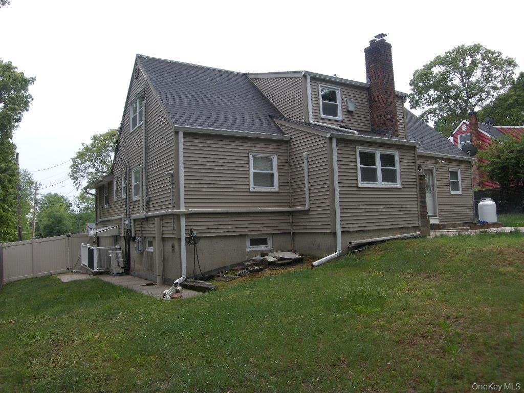 House in Coram, New York, United States 4 - 18232557