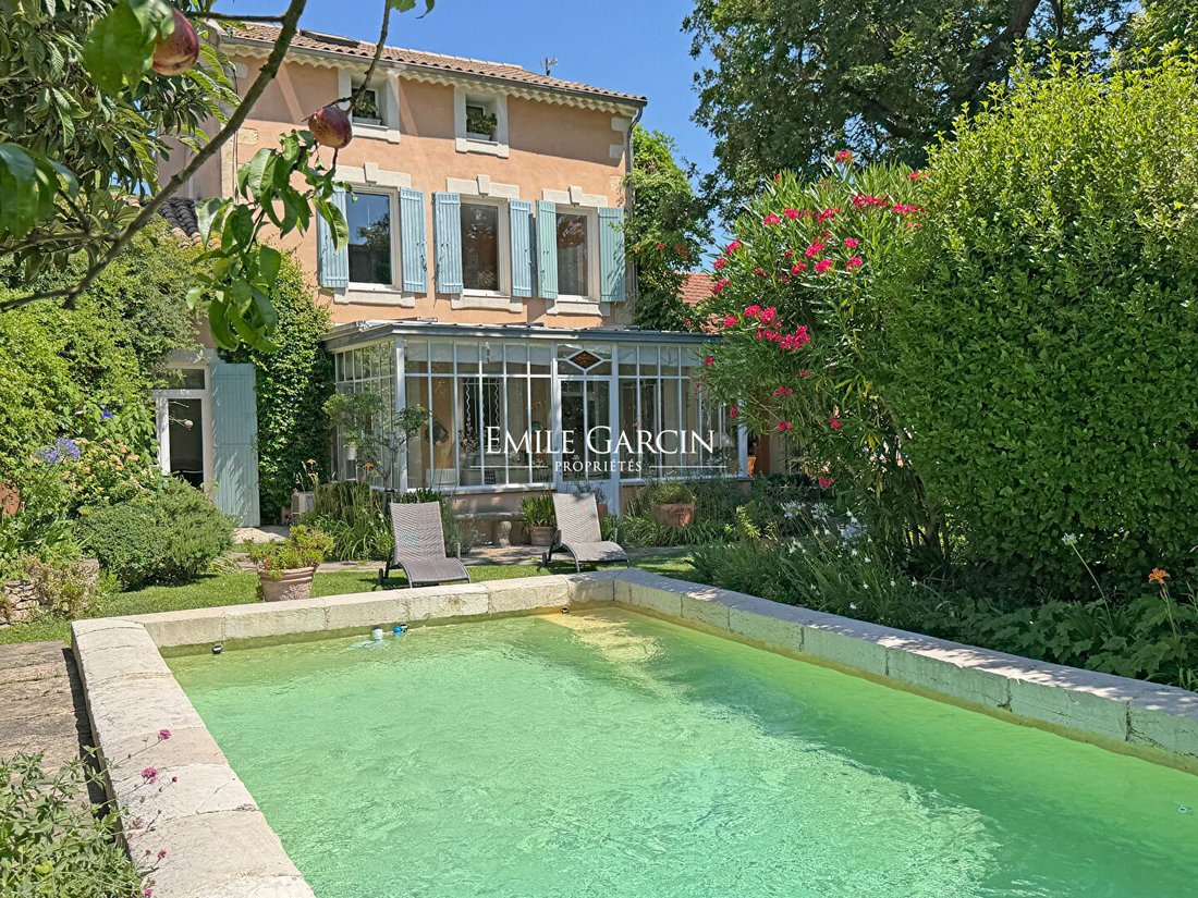 Villa in Saint-Saturnin-lès-Avignon, Provence-Alpes-Côte d'Azur, France 1 - 18227870