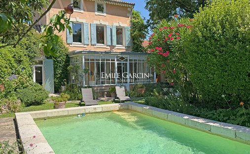 Villa in Saint-Saturnin-lès-Avignon, Provence-Alpes-Côte d'Azur, France 1