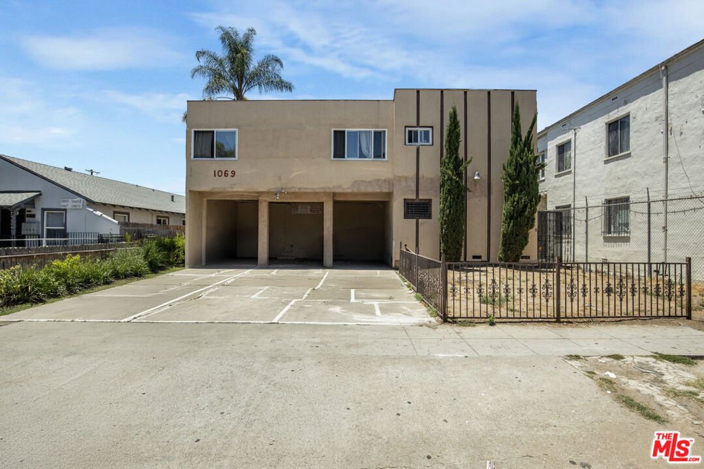 Los Angeles, California, United States 3 - 18229814