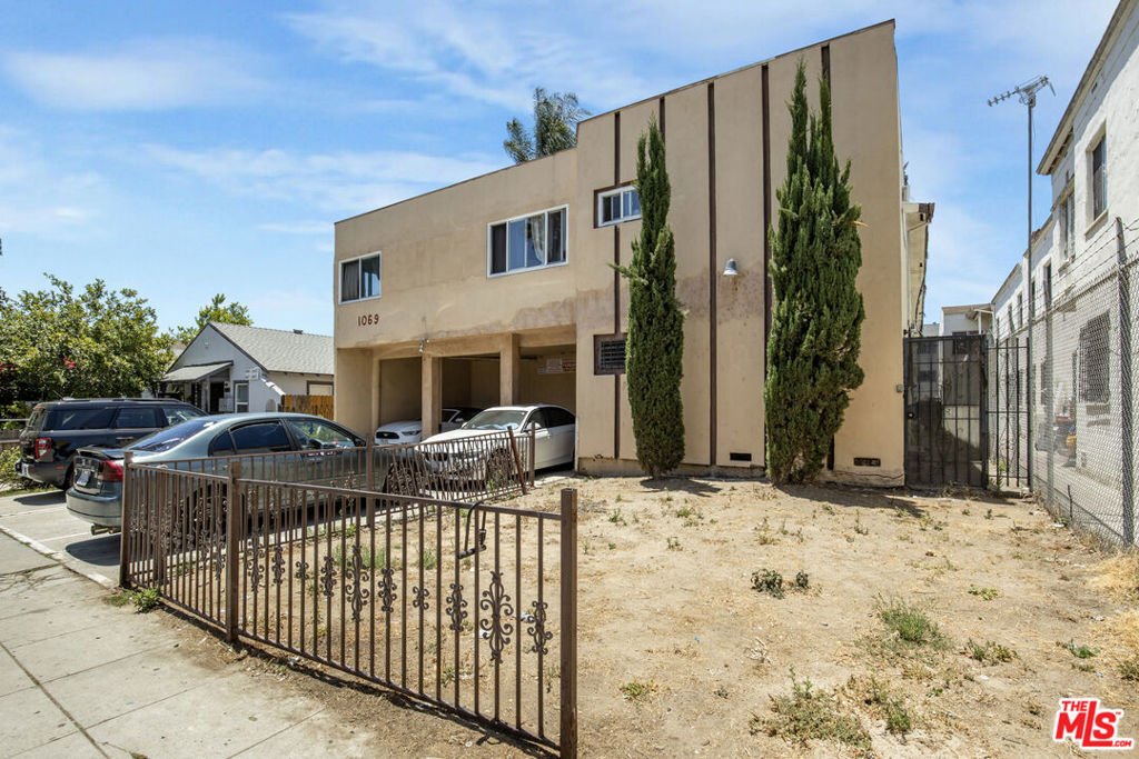 Los Angeles, California, United States 5 - 18229814