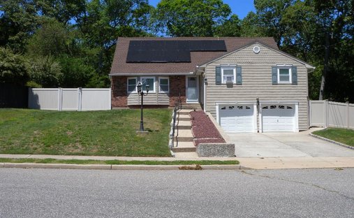 House in Coram, New York, United States 1