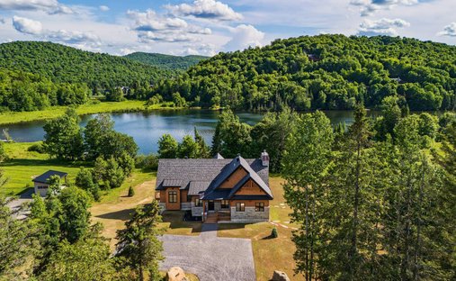House in Saint-Faustin-Lac-Carré, Quebec, Canada 1