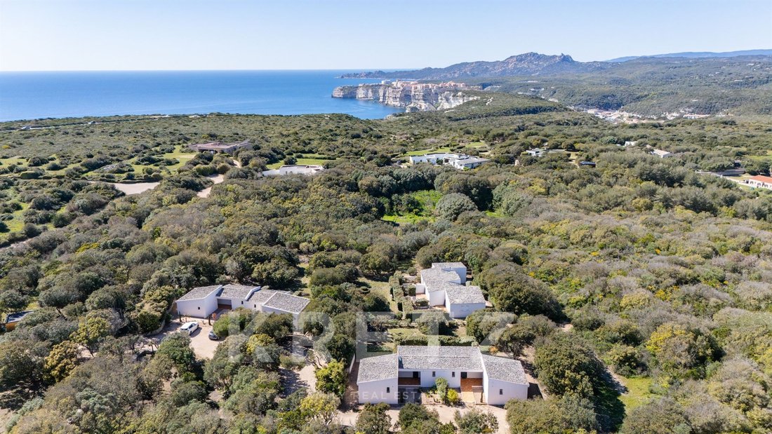Estate in Bonifacio / Bunifaziu, Corsica, France 1 - 18123584