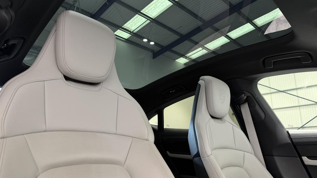 Sedan in Ruislip, United Kingdom 4 - 18131459