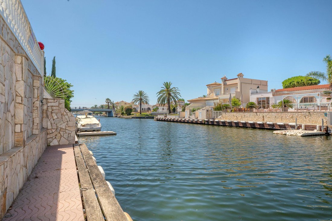 Villa in Empuriabrava, Catalonia, Spain 5 - 18237185
