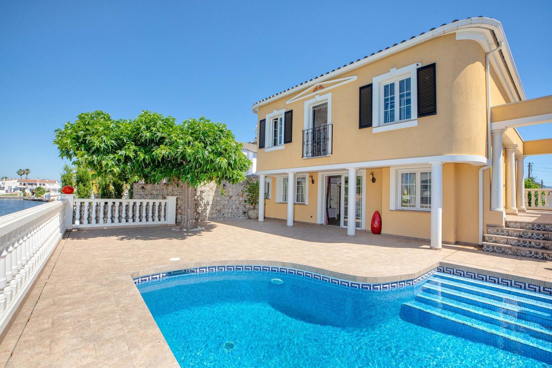 Villa in Empuriabrava, Catalonia, Spain 2 - 18237185