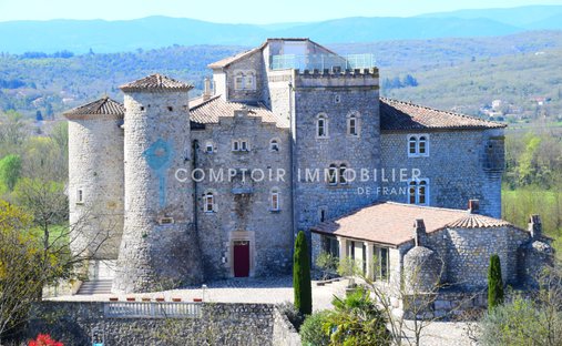 Castle in Vallon-Pont-d'Arc, Auvergne-Rhône-Alpes, France 1