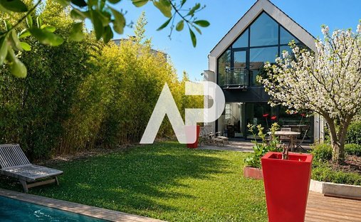 House in Plateau Ouest, Suresnes, France 1
