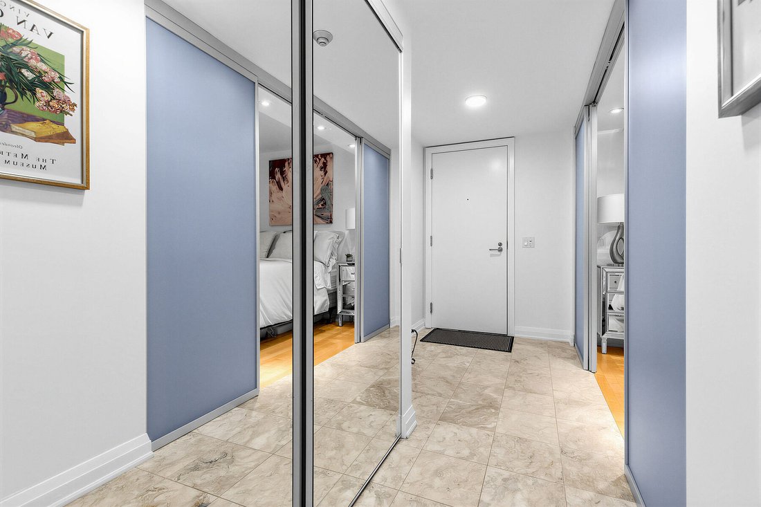 Condo in Toronto, Ontario, Canada 2 - 18238670