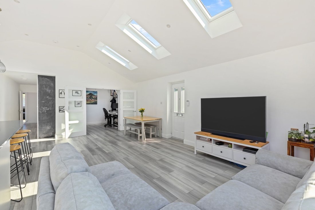 Bungalow in Horsham, England 5 - 18245375