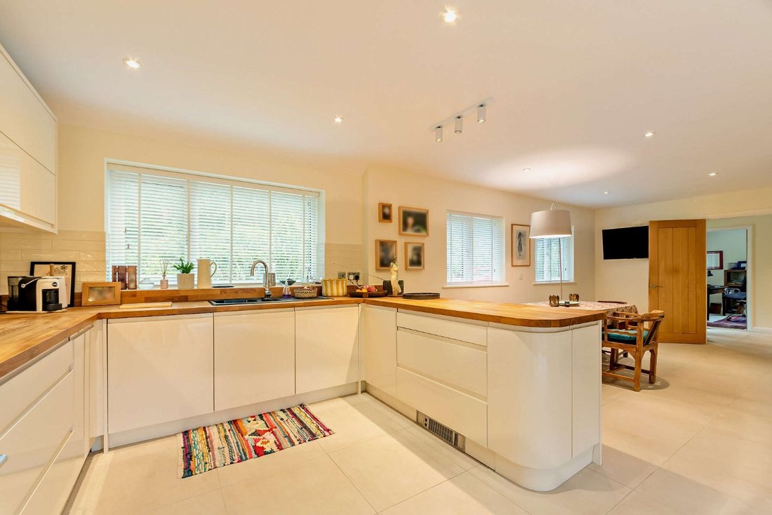 Bungalow in Guildford, England 3 - 18236998